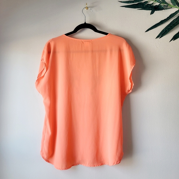 Embroidered top v-neck - Picture 2 of 8